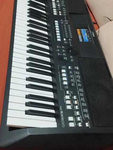 Yamaha SX 600( sampleado+ ritmos)