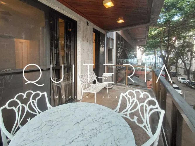 Apartamento para locação no Leblon, com 2 quartos (1 suíte) e 1 vaga.