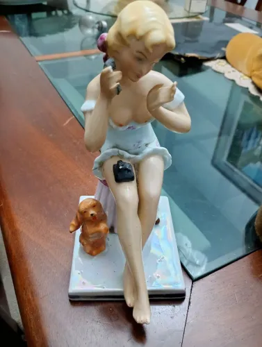 Boneca de porcelana,ideal para misturar o vintage e as estatuetas dos tempos modernos