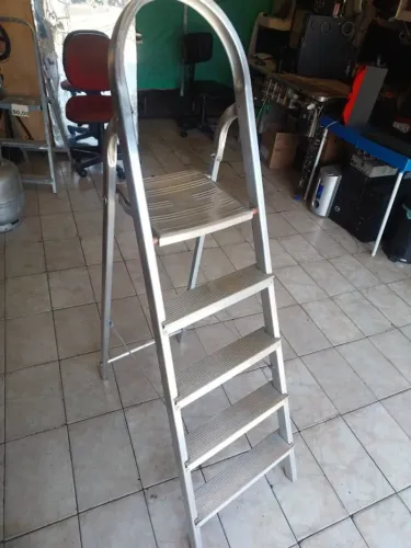 escada de aluminio 5 degraus