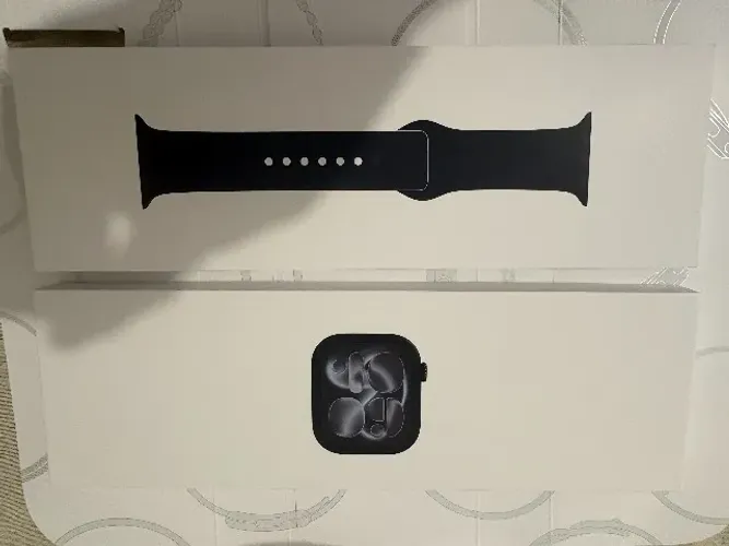 Apple Watch Series 11 GPS 42mm Preto Brilhante P/M (na caixa)