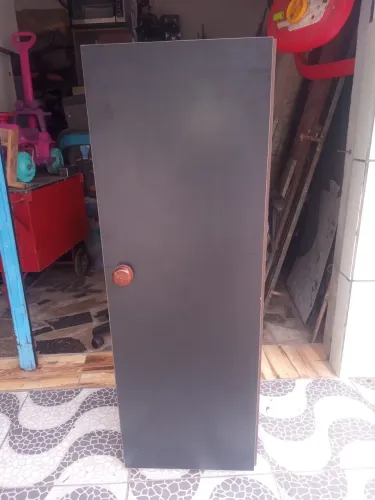 Vende-se armário preto de madeira