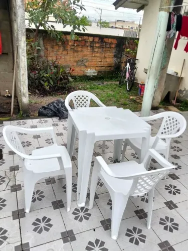 Mesa 4 cadeiras semi nova