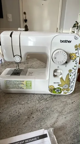 Máquina de Costura Brother SM1704