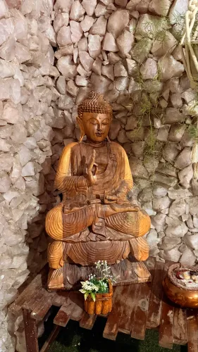 Vendo Buda esculpido em madeira