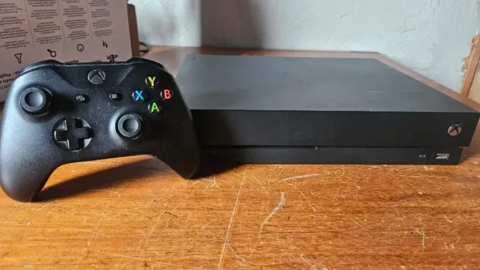Xbox One X 1TB + Controle - Liga E Fica Sem Sinal (Para Conserto)