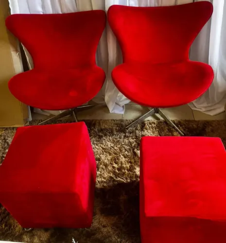 Poltronas giratórias + puffs