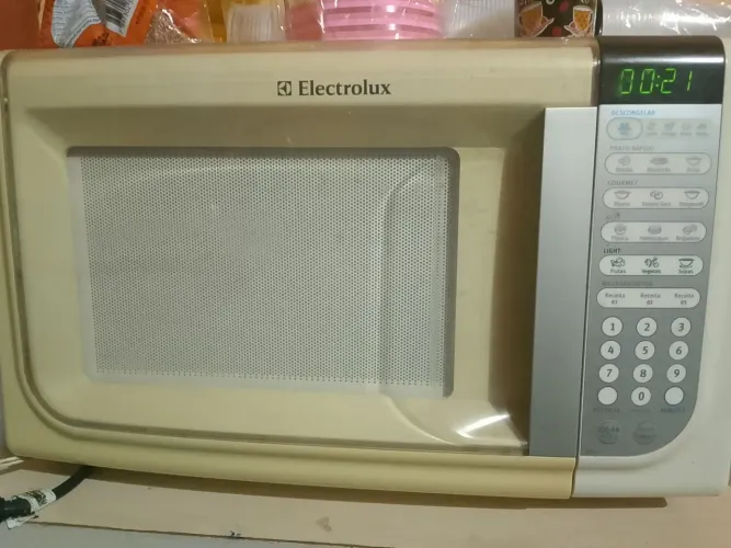 Micro-ondas Electrolux 20L com Defeito no Botão - R$100