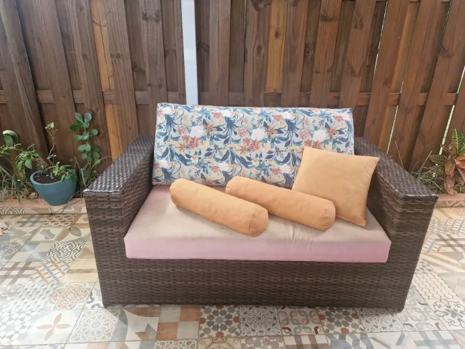 Jogo de sofá com poltrona, área externa.
