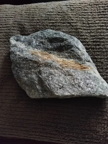 Granito com inclusão de hematita 