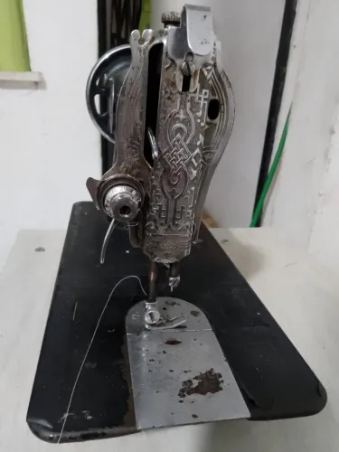 Máquina de costura pretinha da Singer