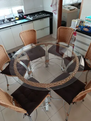 Mesa em Vidro Redonda com 6 cadeiras
