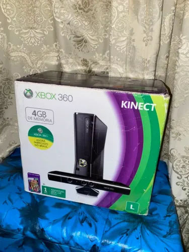 Xbox 360 na caixa com Kinect