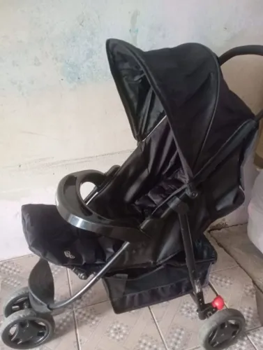 Carrinho de bebê com o bebê conforto junto
