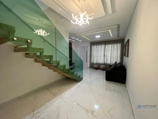 Casa à Venda no Caiçara em Praia Grande com 2 suítes, 4 banheiros e 120m²