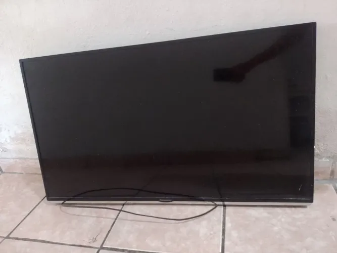Televisão Panasonic 40 polegadas para retirada de peça, está com problema na tela.