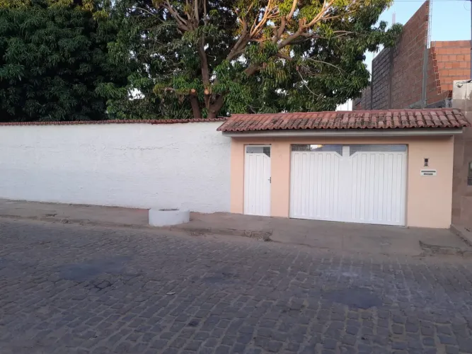 Vende-se ou troca casa bem ampla .