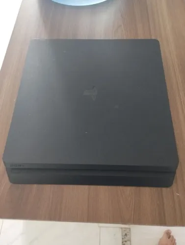 PS4 Slim em bom estado, com jogos e Cyberpunk 2077