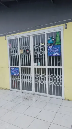 Porta de vidro e esteira de proteção