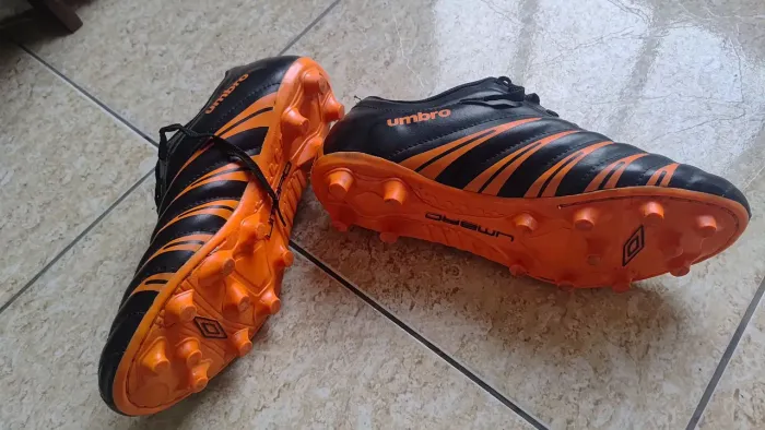 Chuteira umbro tamanho 43 