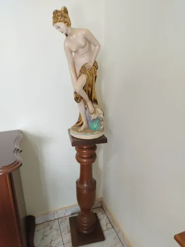 Estátua gesso de mulher