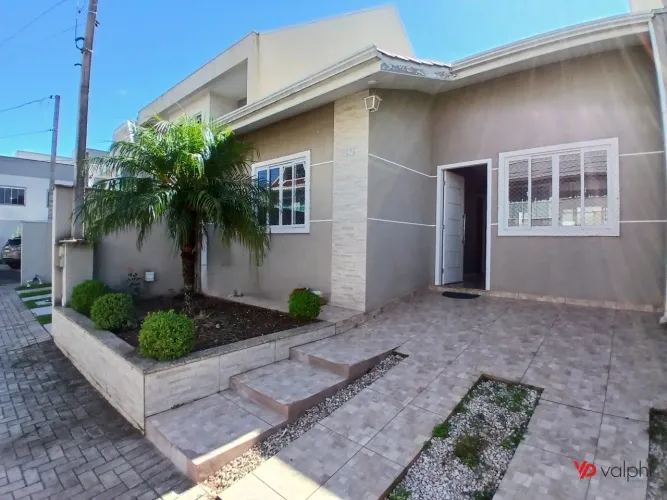 Casa em condomínio com 03 quartos para alugar