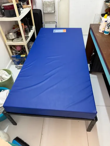 Cama Solteiro com Estrutura Metálica + Colchão D28 Azul - Excelente Estado