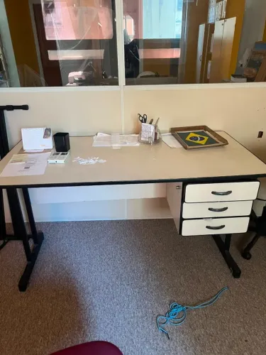 Mesa de Escritório com Gavetas Laterais - Tampo Retangular