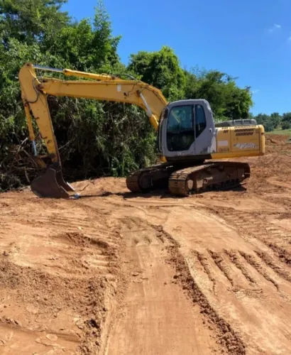 Escavadeira New Holland 2010 E175B Operacional