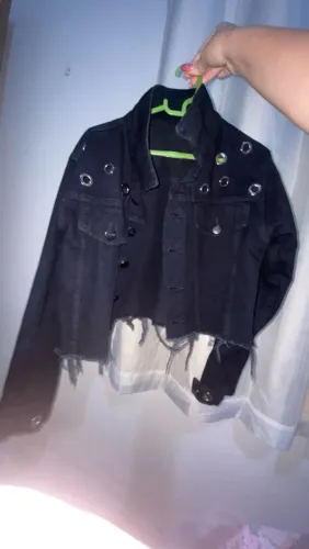 Jaqueta jeans preta ilhós