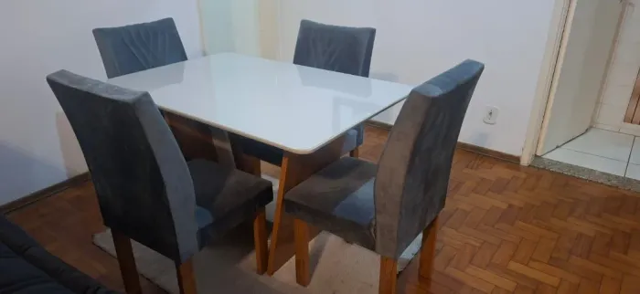 Mesa com 4 cadeiras