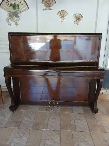 Pianos Essenfelder vertical