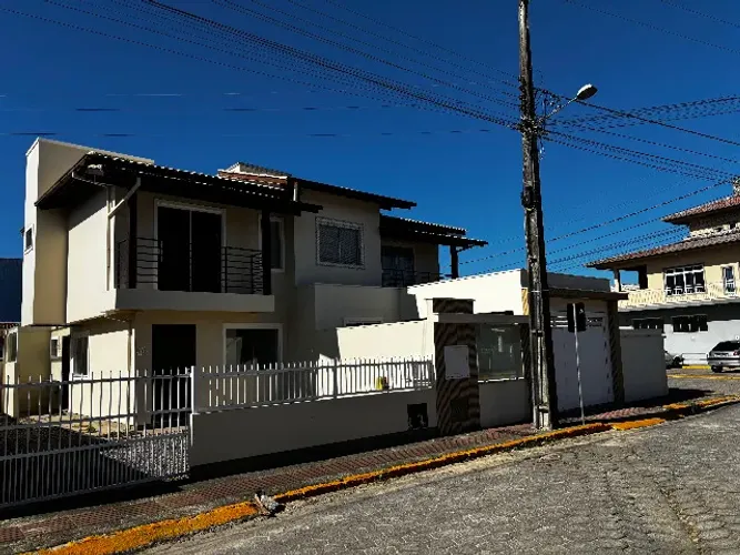 Sobrado Charmoso e Funcional com Pátio Privativo e 2 quartos!