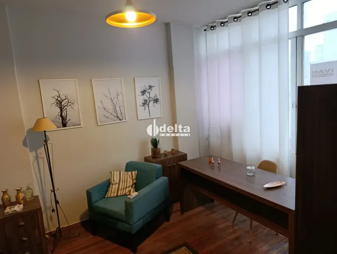 Sala mobiliada disponível para locação no bairro Centro em Uberlândia-MG.