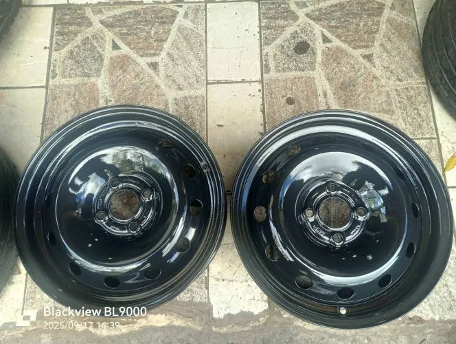 Duas rodas aro 15 de ferro da Renault valor de cada unidade 180 a vista 