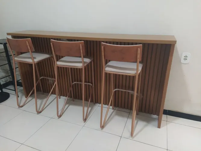 : Aparador/Balcão Ripado com 3 Banquetas - Novo -