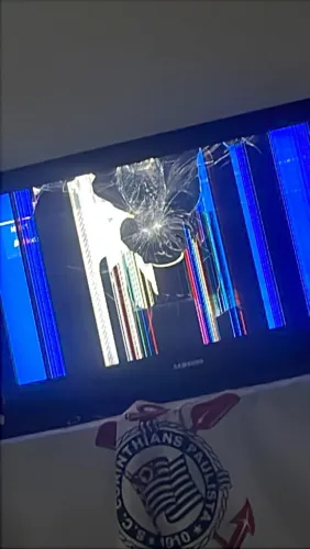 Vende-se TV danificada apenas para retirar peças