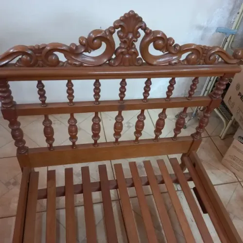 Cama de Solteiro de Imbuia pouquissimo uso