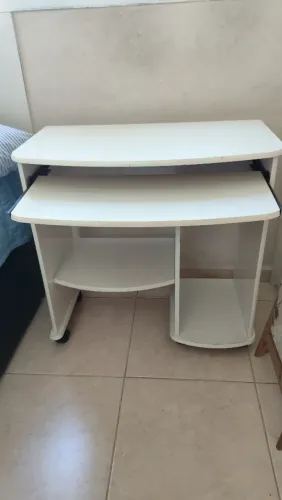 Mesa de computador e tábua de passar roupas
