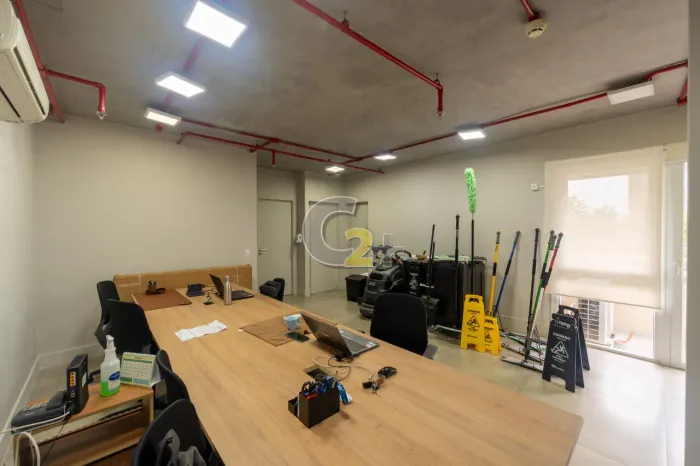 Conjunto Comercial à venda Barra Funda com 69m² e 2 vagas de garagem.