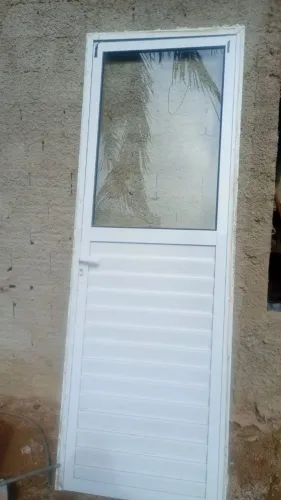 vendo porta de alumínio perfeito estado, praticamente nova, 70 cm 