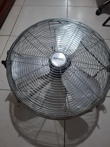 Ventilador grande semi novo