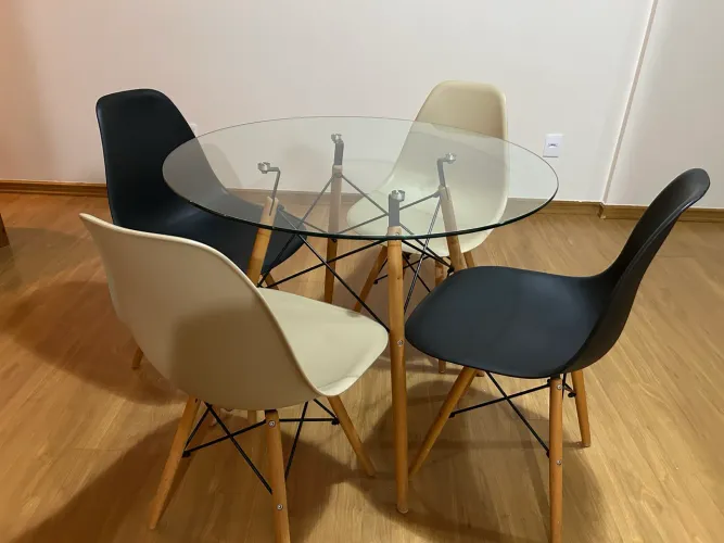 Mesa de Jantar Redonda de Vidro + 4 Cadeiras Eiffel | Excelente Estado