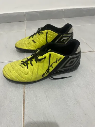 chuteira umbro society