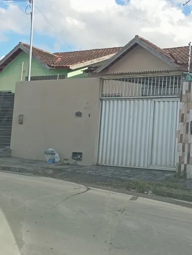 Alugo casa no Bairro Palmeira Imperial.