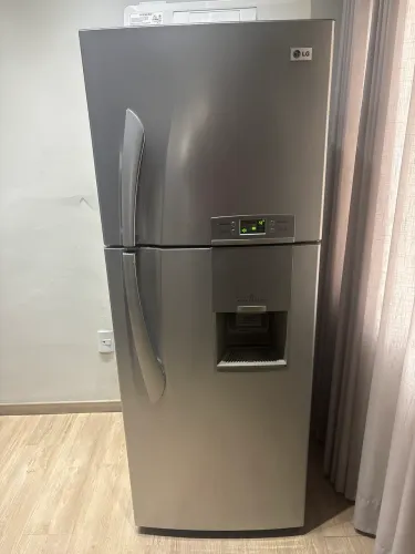 Geladeira LG com freezer grande semi nova