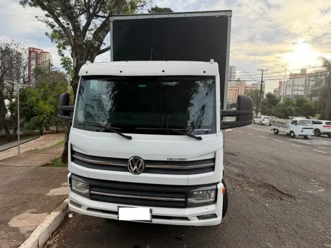 Caminhão VW 11.180 Baú fechado 6,20m 2022