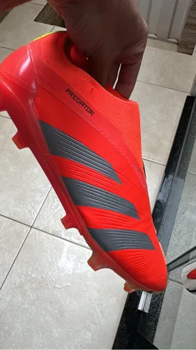 CHUTEIRA ADIDAS PREDATOR + LACELESS