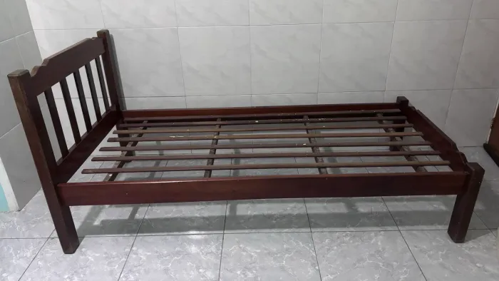 Cama de solteiro - madeira maciça 
