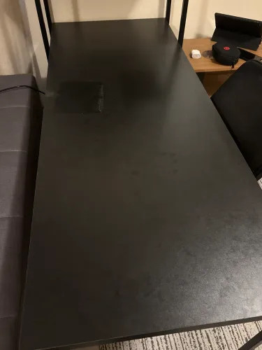 Mesa de escritório com estante e cadeira de escritório 
